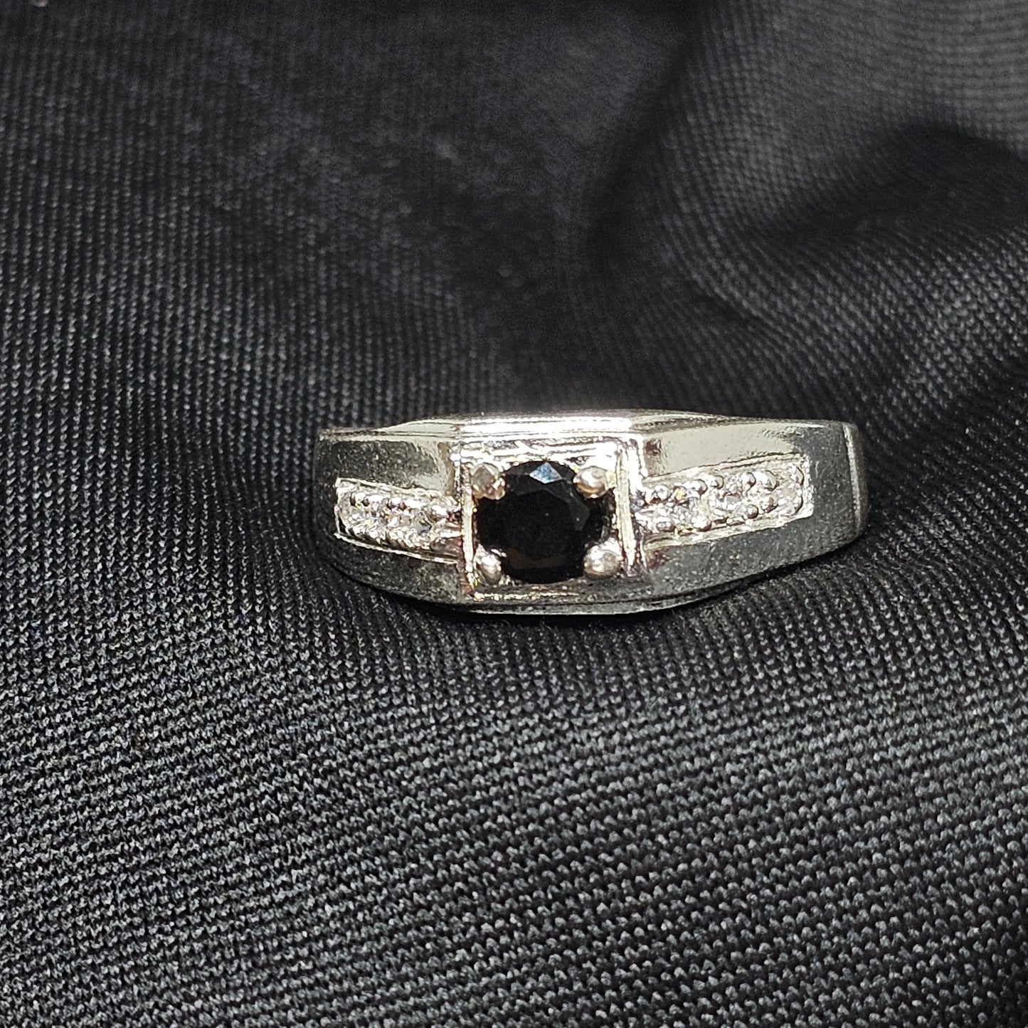 Men’s Silver Ring with Black Center Stone – Size 8.5 & 12, 4g