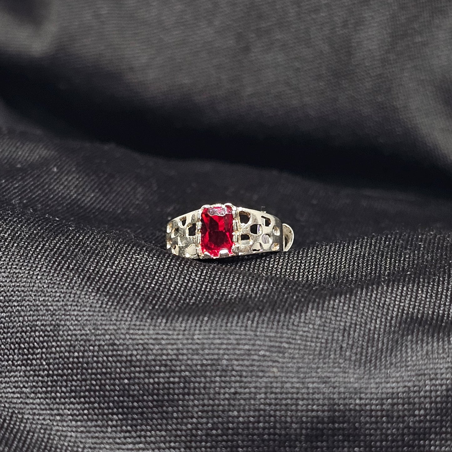 Silver Geometric Ring with Red Stone – Size 2, Lightweight 1.5g