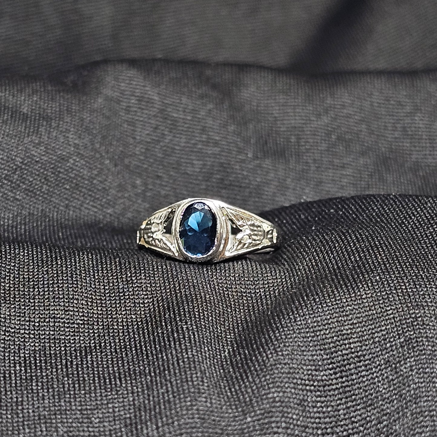 Vintage Silver Ring with Deep Blue Stone – Size 5.5, 2g