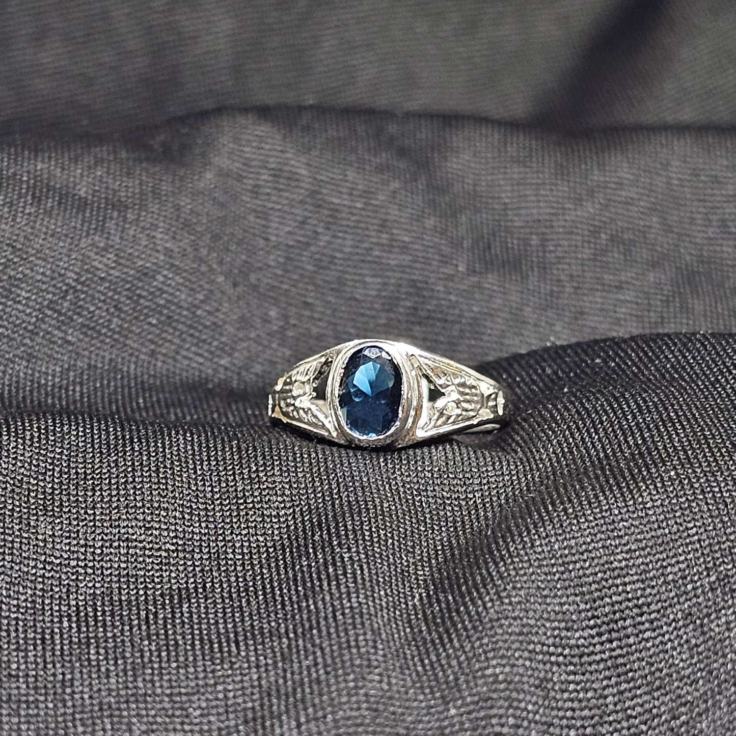 Vintage Silver Ring with Deep Blue Stone – Size 5.5, 2g