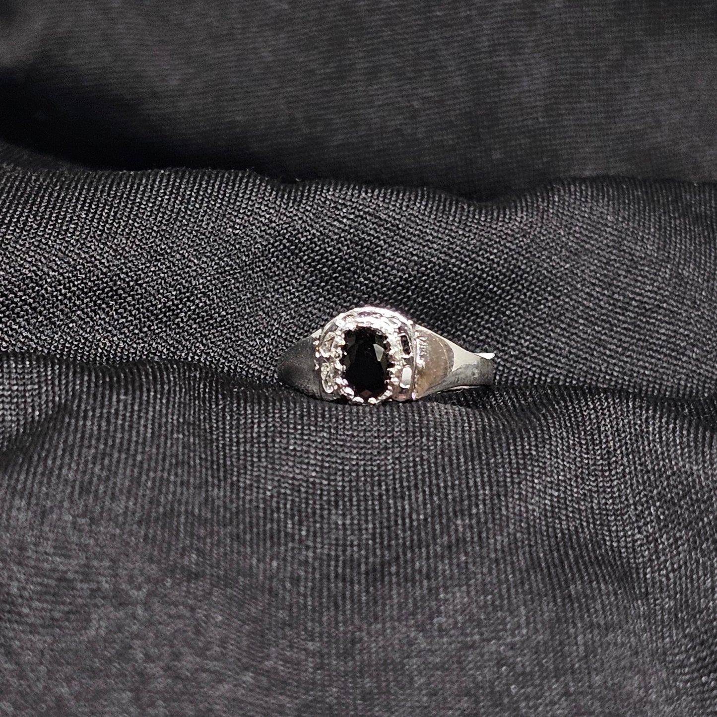 Elegant Silver Black Gemstone Ring – Size 6, 1.5g Sleek Look