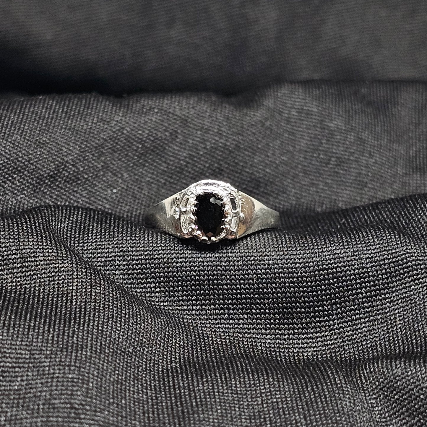 Elegant Silver Black Gemstone Ring – Size 6, 1.5g Sleek Look
