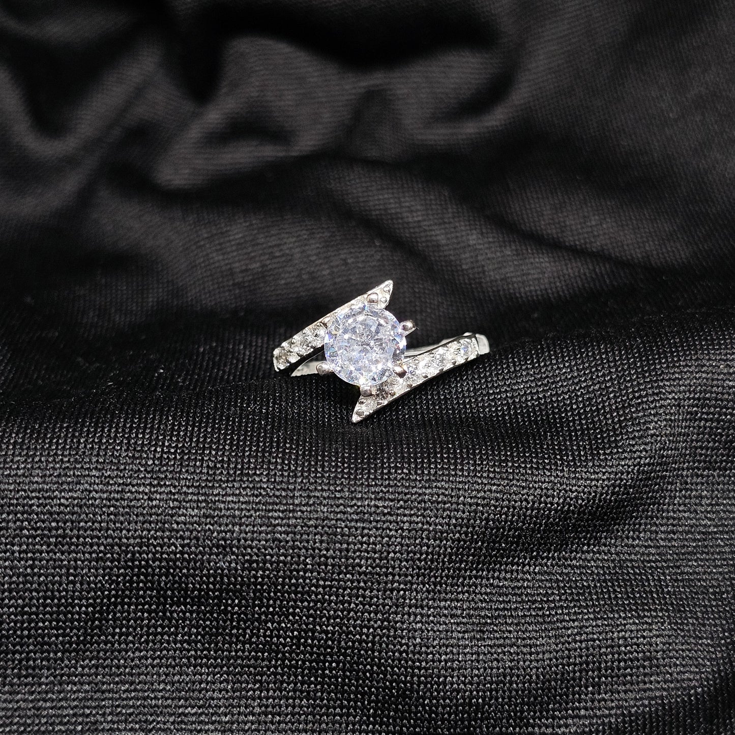 Elegant Split-Shank Cubic Zirconia Engagement Ring – Size 6.5, 2.5g