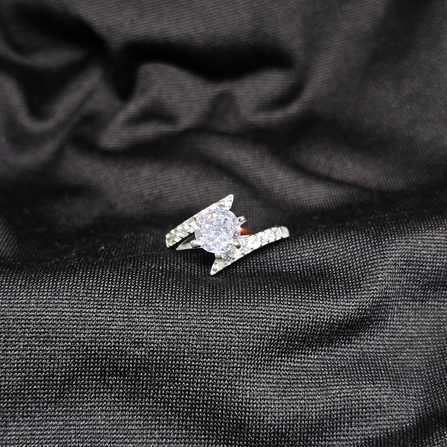 Elegant Split-Shank Cubic Zirconia Engagement Ring – Size 6.5, 2.5g
