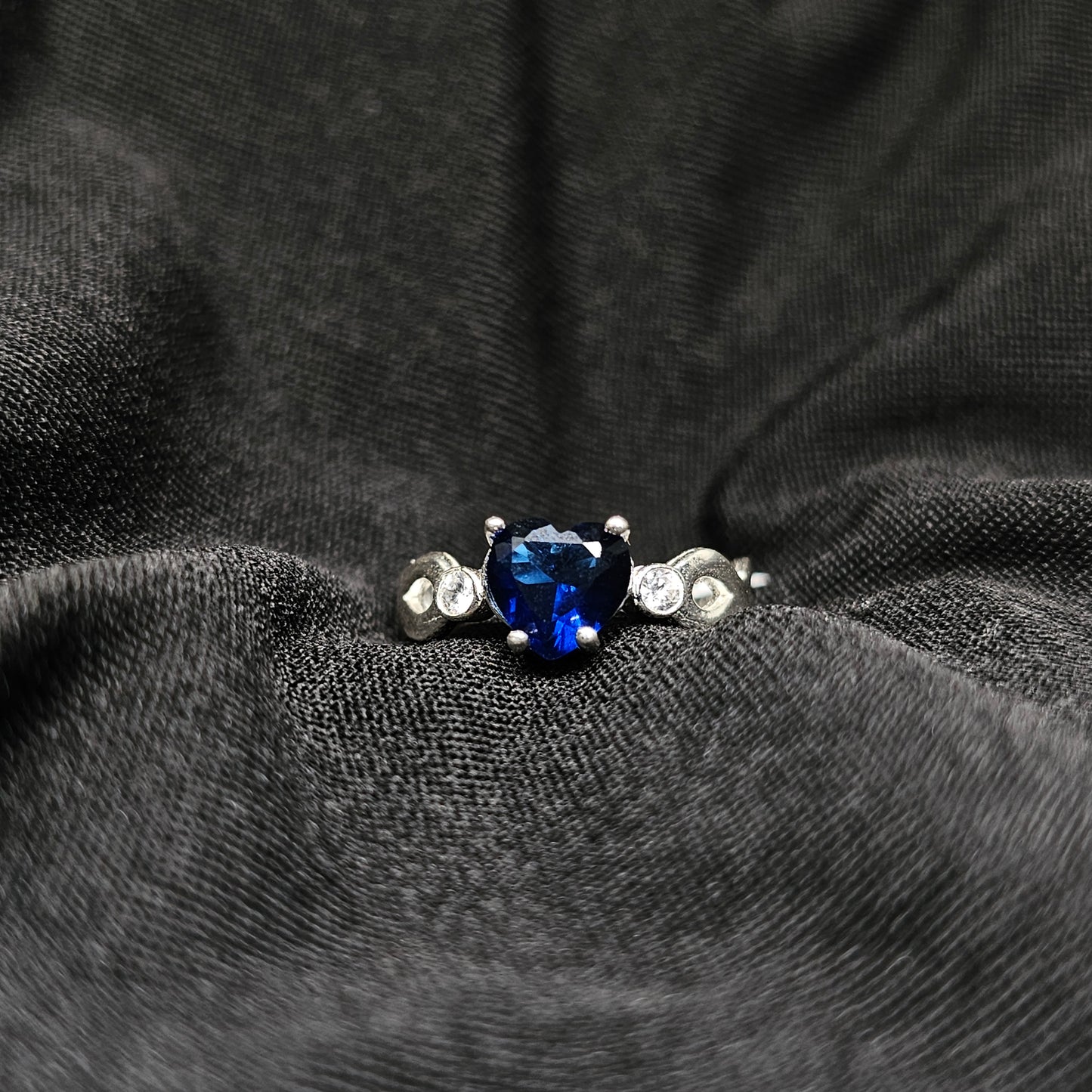 Heart-Shaped Blue Gemstone Ring with Silver Accents – Size 6.5