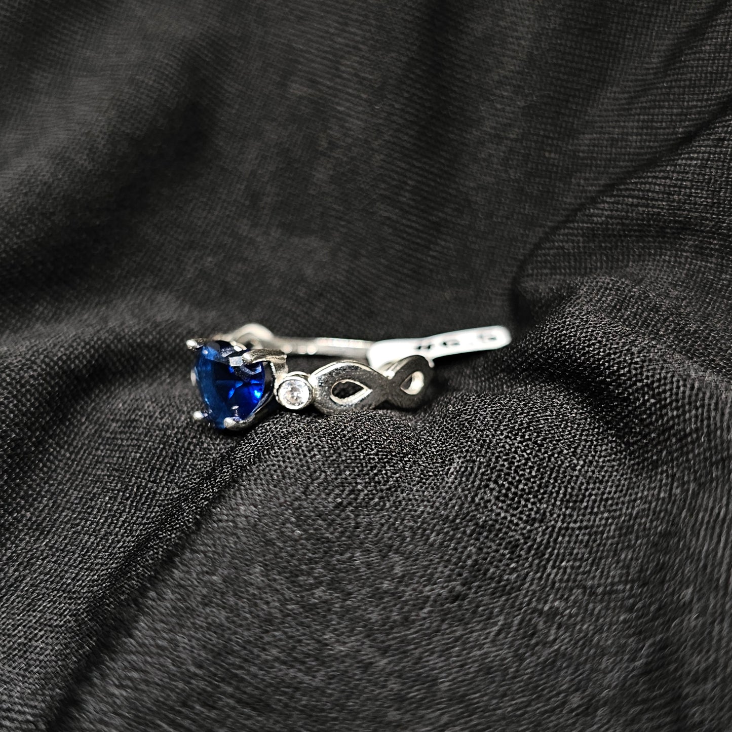 Heart-Shaped Blue Gemstone Ring with Silver Accents – Size 6.5