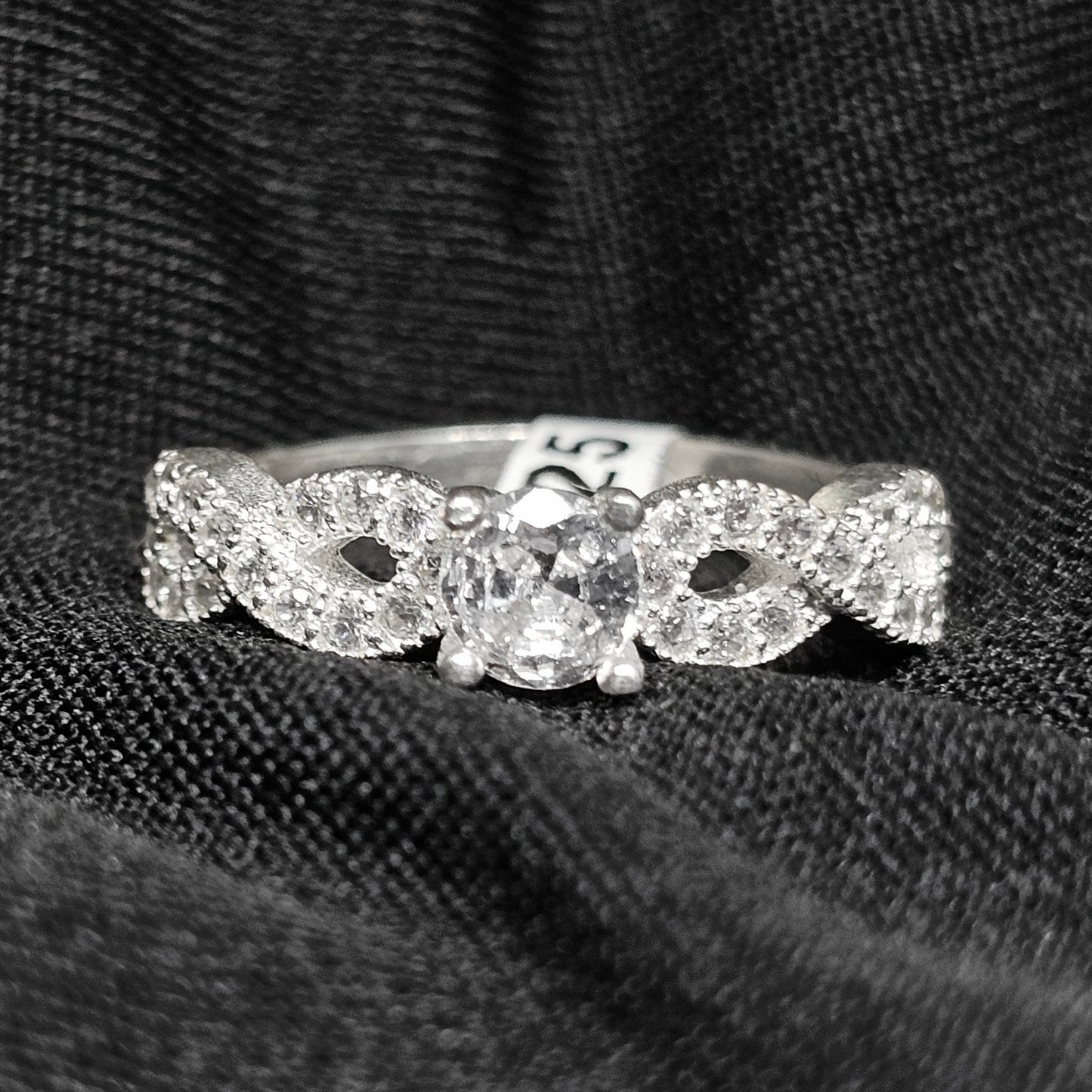 Silver Infinity Band Ring with Round Center Stone – Size 8