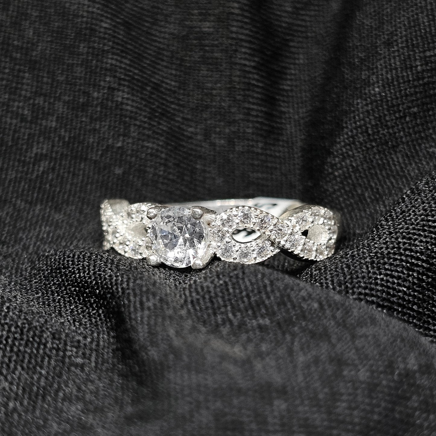 Silver Infinity Band Ring with Round Center Stone – Size 8