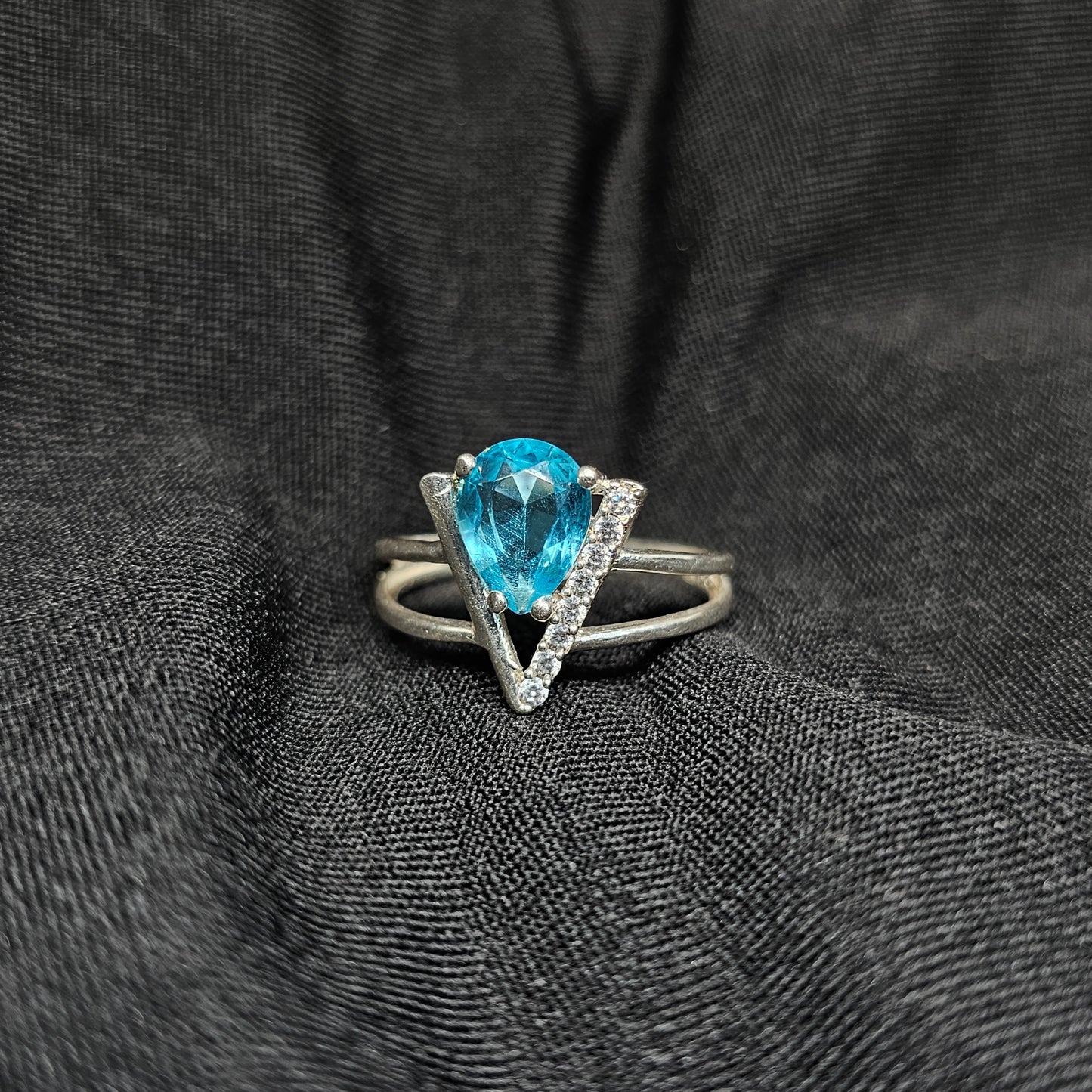 V-Shaped Blue Teardrop Crystal Ring in Silver – Size 8.5