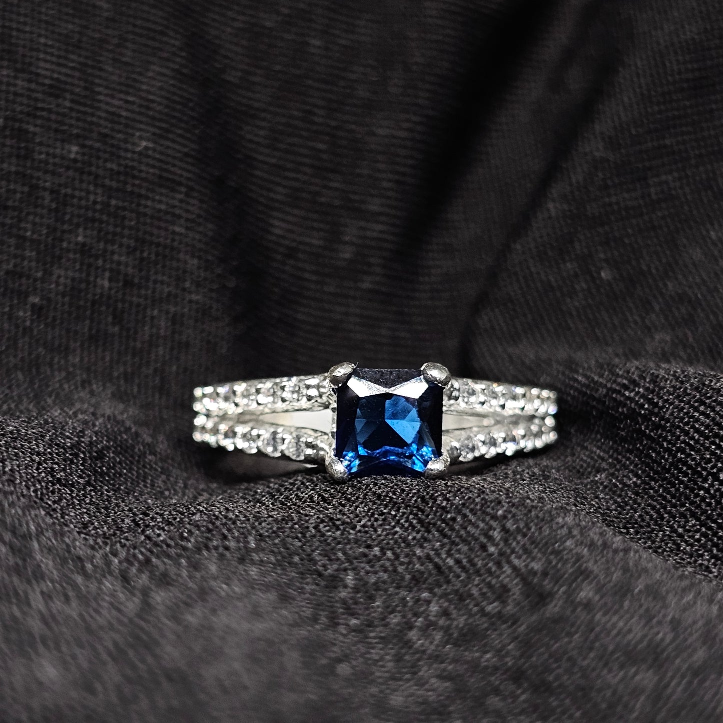 Elegant Blue Sapphire Ring with Double Diamond Accent Band