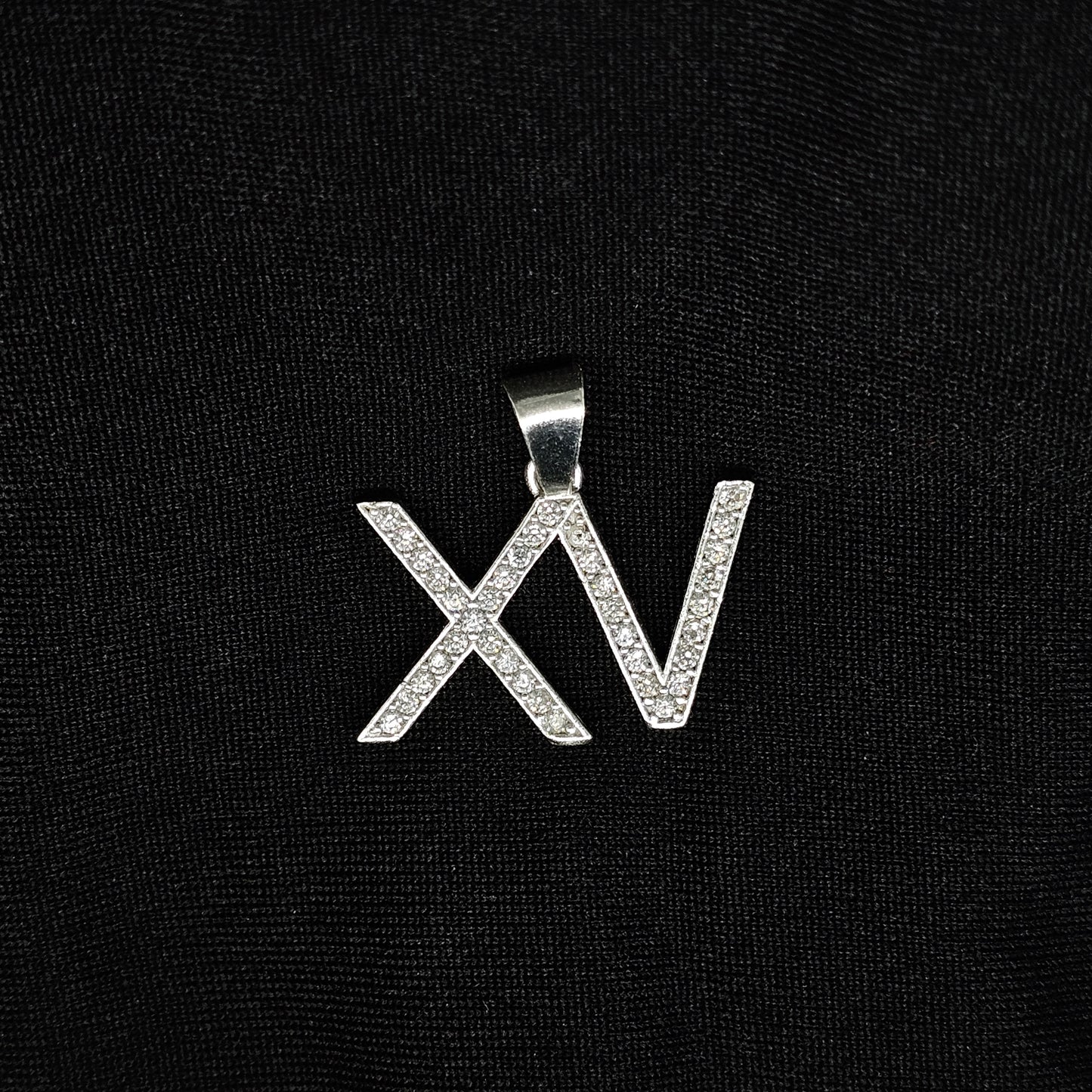 XV Quince Pendant – Elegant Jewelry for Quinceañera Celebrations