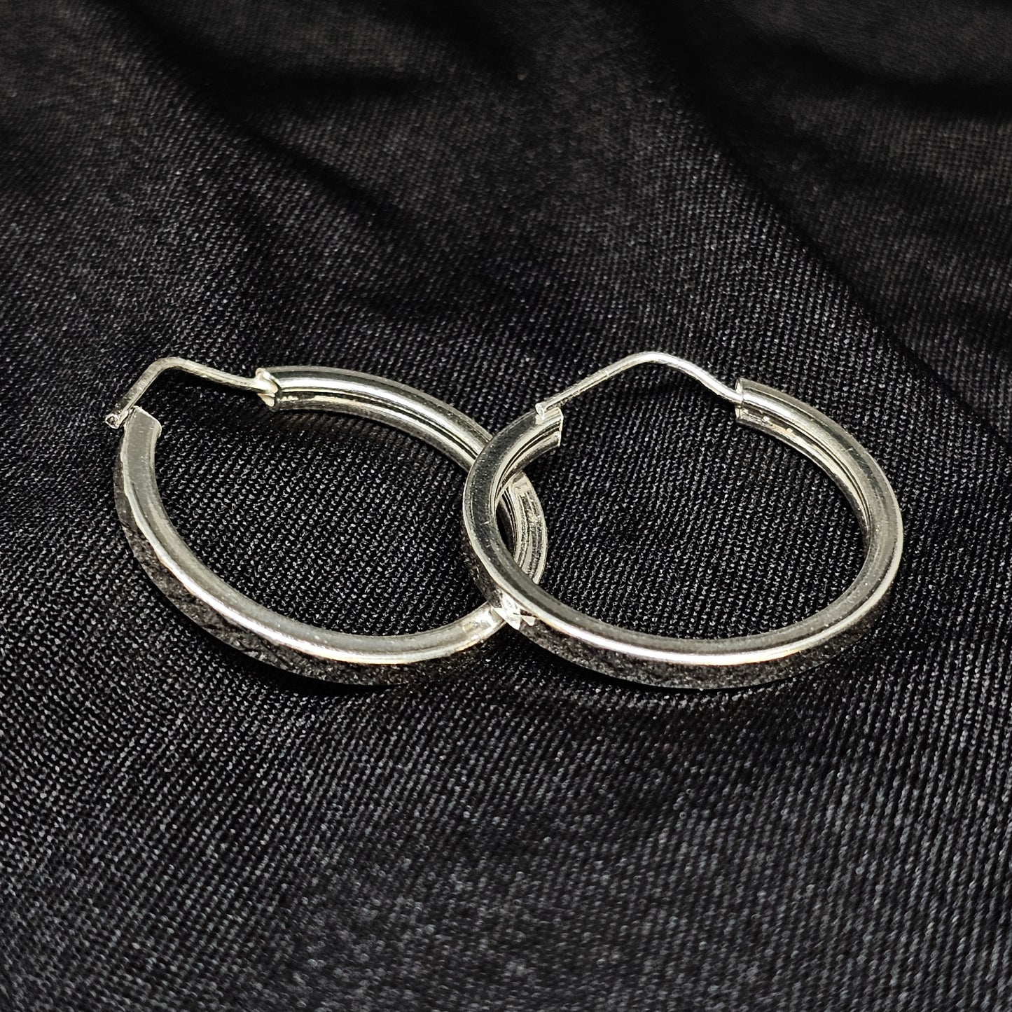 Small Hoop Earrings – Classic, Everyday Elegance