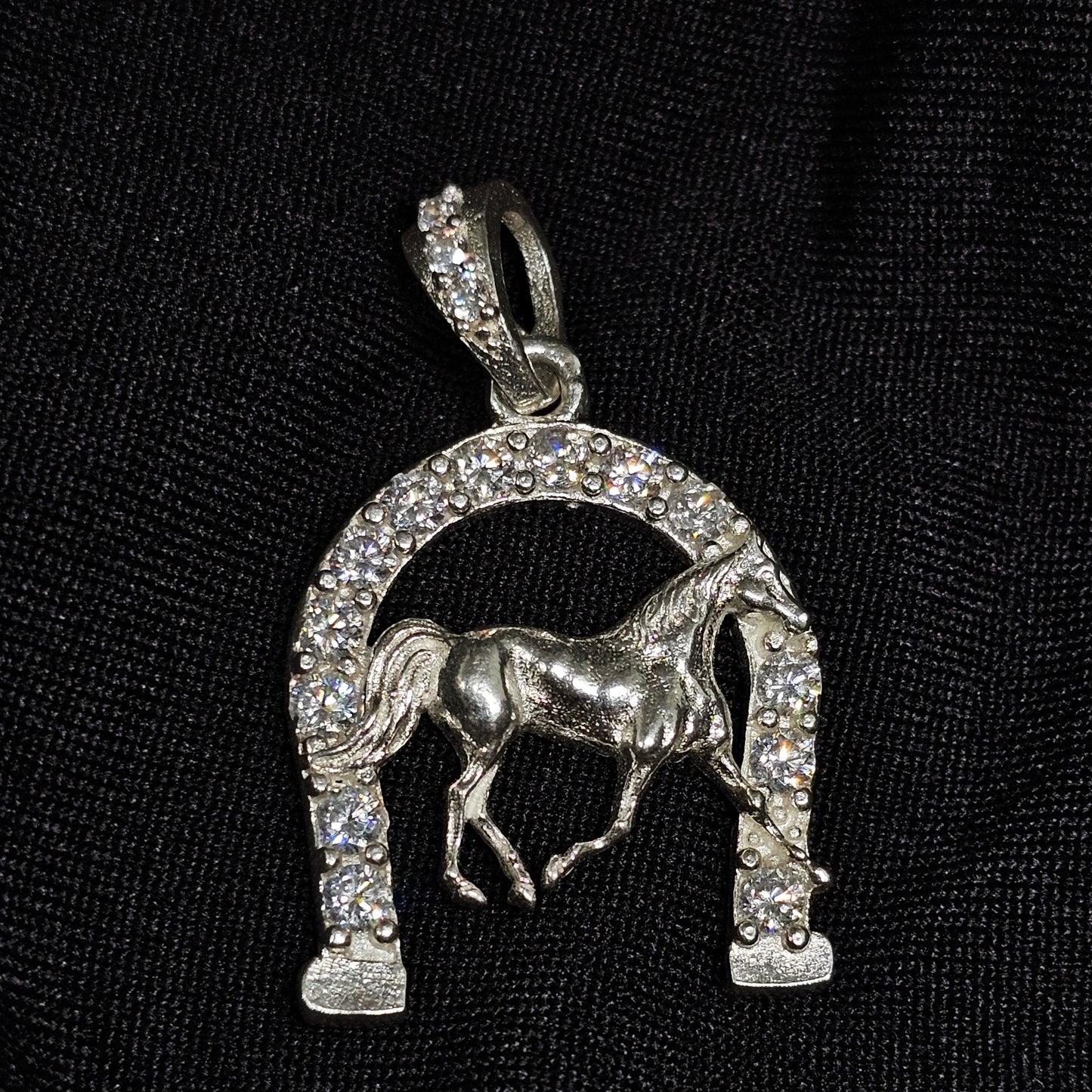 Horse & Horseshoe Pendant – Equestrian Charm with Sparkling Detail (2g)