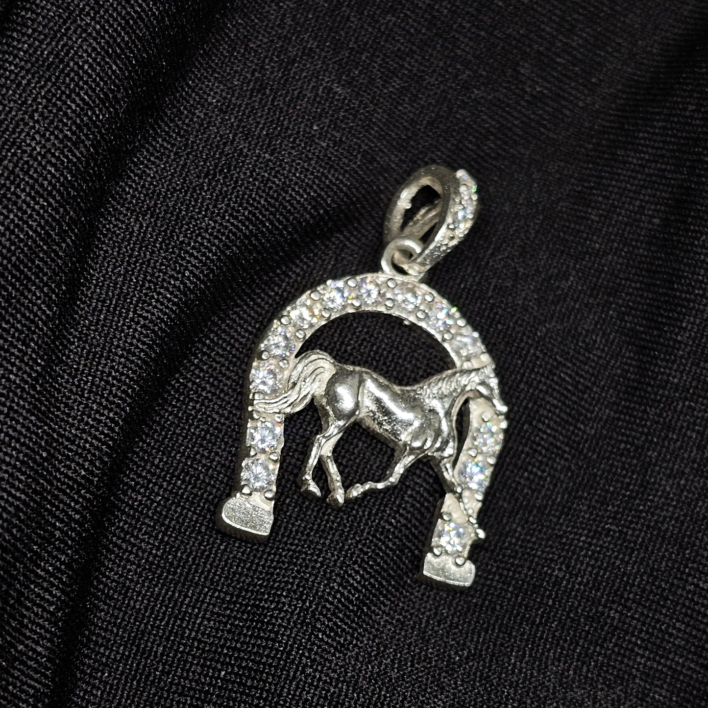 Horse & Horseshoe Pendant – Equestrian Charm with Sparkling Detail (2g)
