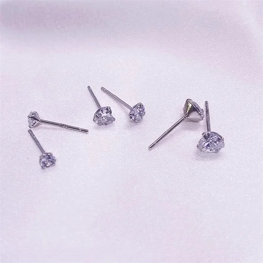 1 Pair 925 Sterling Silver Heart Shaped Ear Studs – Women’s