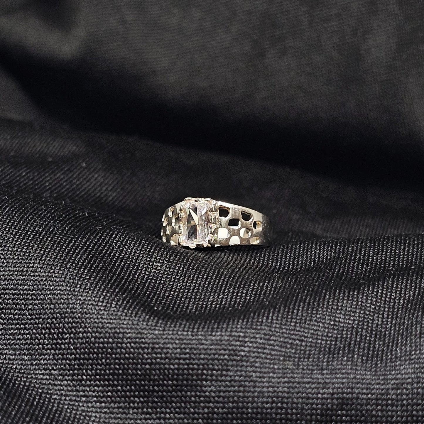 Silver Geometric Cutout Ring with Clear Stone – Size 2, 1.5g