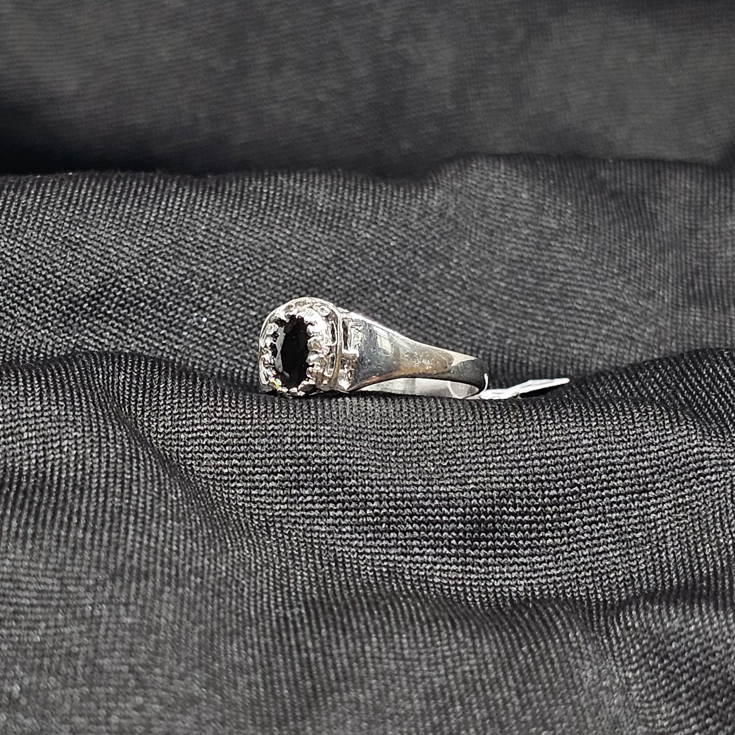 Elegant Silver Black Gemstone Ring – Size 6, 1.5g Sleek Look