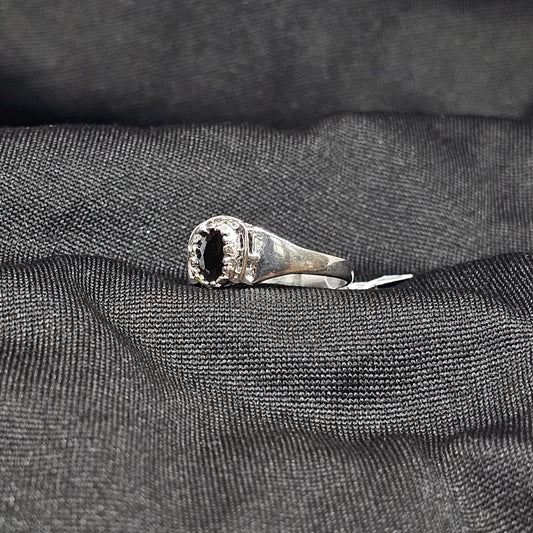 Elegant Silver Black Gemstone Ring – Size 6, 1.5g Sleek Look