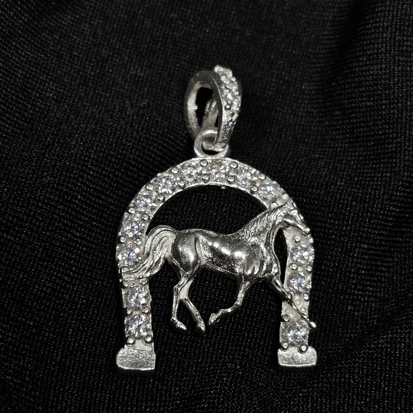 Horse & Horseshoe Pendant – Equestrian Charm with Sparkling Detail (2g)