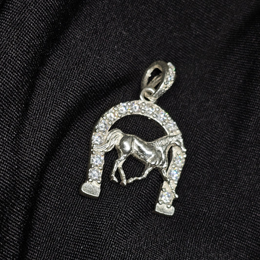 Horse & Horseshoe Pendant – Equestrian Charm with Sparkling Detail (2g)